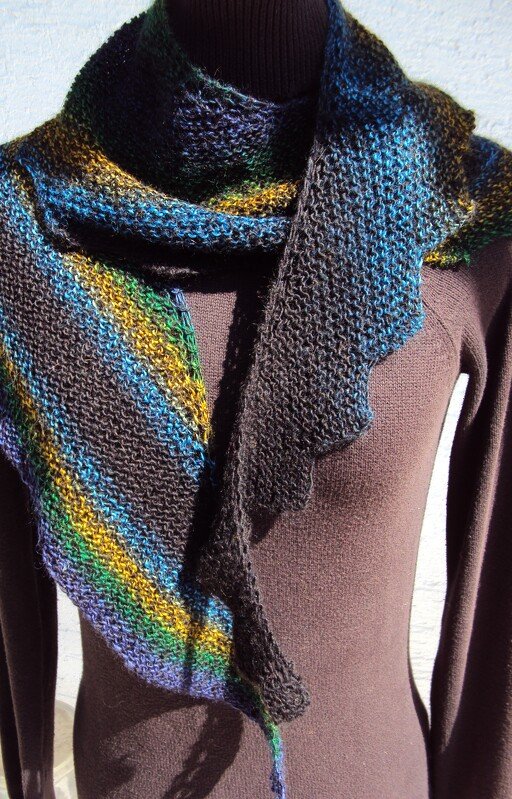 Tuch mit Zackenkante