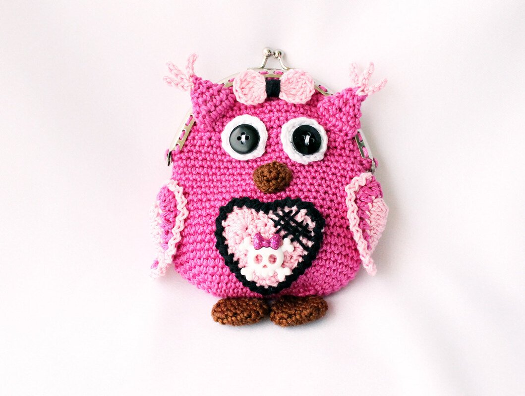 Kleine rosa Bügeltasche in Eulenform mit Knopfaugen und Herzapplikation