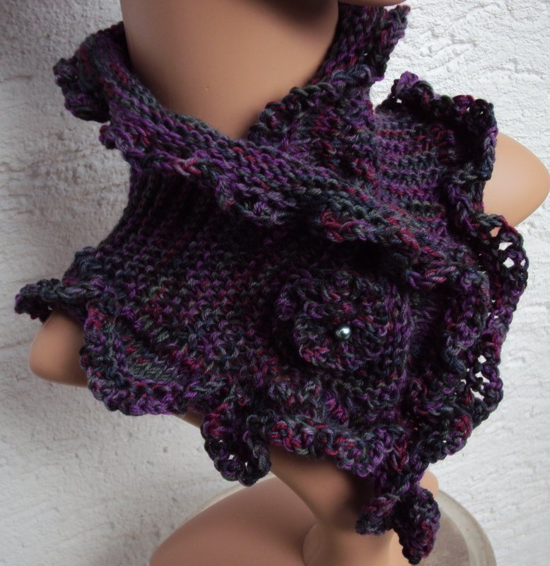 Gestrickter Halswärmer mit Rüsche und gehäkelter Rosette