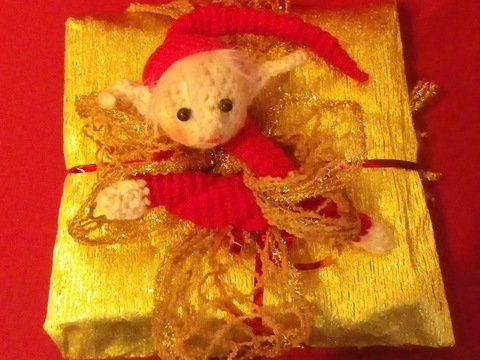 Häkelanleitung für einen Paketschmuck-Kobold (Packerl, Paket, Anhänger) - Pimp your Packerl