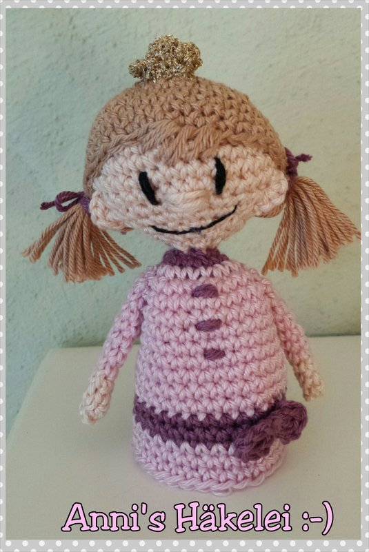 Gehäkelte Amigurumi-Puppe in rosa Kleid mit Zöpfen und kleinem Kronen-Accessoire