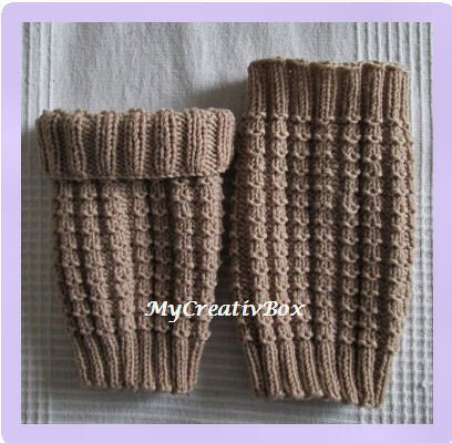 Zwei beige gestrickte Beinstulpen mit Wabenstruktur und Rippenbündchen