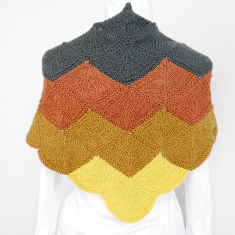 Gestricktes Dreieckstuch mit Chevron- und Wellenmuster in Grau, Rostorange, Senf und Gelb