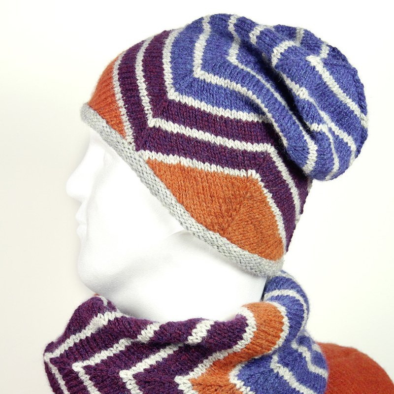 Beanie und Loopschal mit Chevron-Zackenmuster auf Schaufensterpuppe
