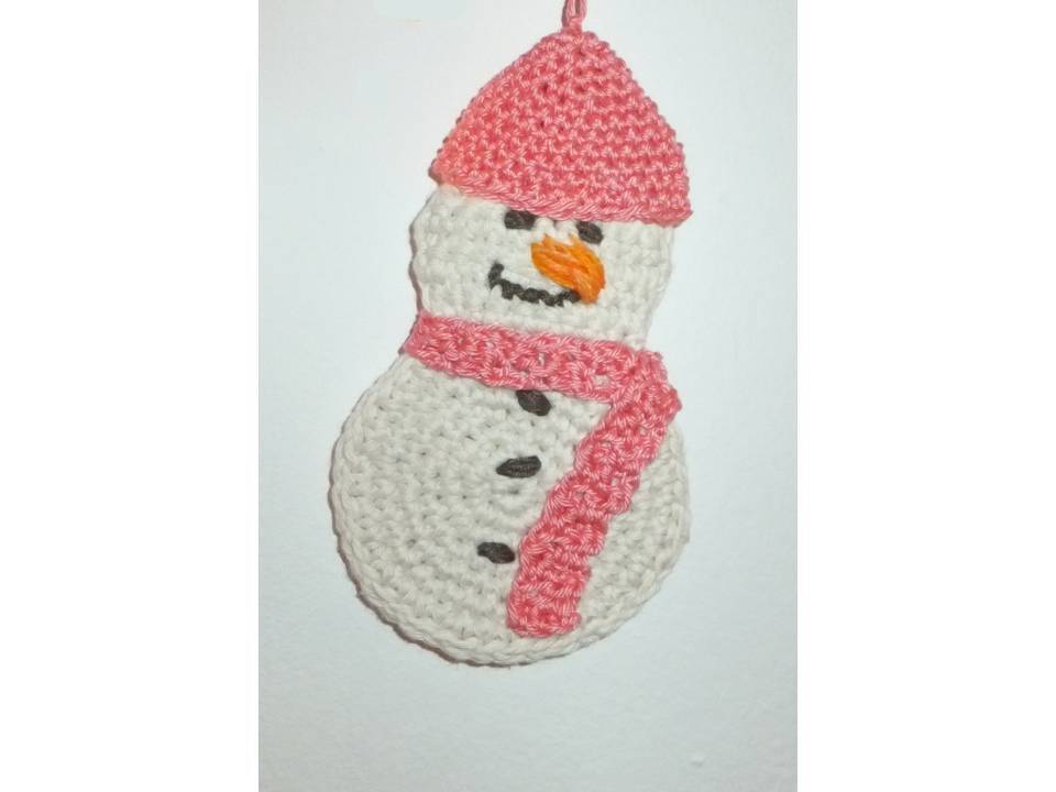 Gehäkelte Schneemann-Applikation in Weiß mit rosa Mütze und Schal, oranger Nase und schwarzen Knöpfen