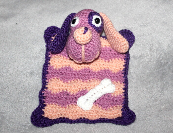Crochet a Dog Lovey – with a Bone and a Scalloped Edge (EN & DE)