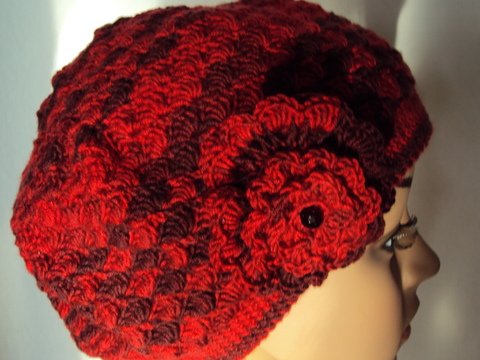 Rote Häkelmütze mit Blume