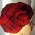Rote Häkelmütze mit Blume
