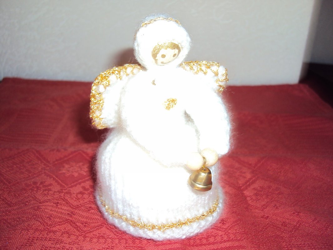 Gestrickter Amigurumi-Engel in Weiß mit goldener Borte und kleinem Glöckchen