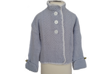 Hellblaue gestrickte Baby- bzw. Kinderjacke mit Stehkragen und drei weißen Knöpfen auf einer Schaufensterpuppe.