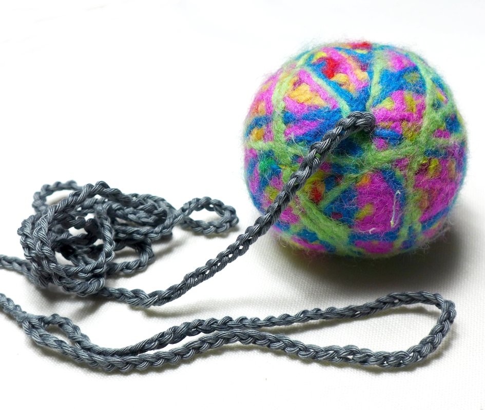 Ganz einfach aus Wollresten: Spielball aus Filz für die Katze - Kostenlose Anleitung