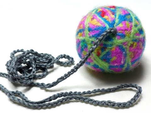 Ganz einfach aus Wollresten: Spielball aus Filz für die Katze - Kostenlose Anleitung