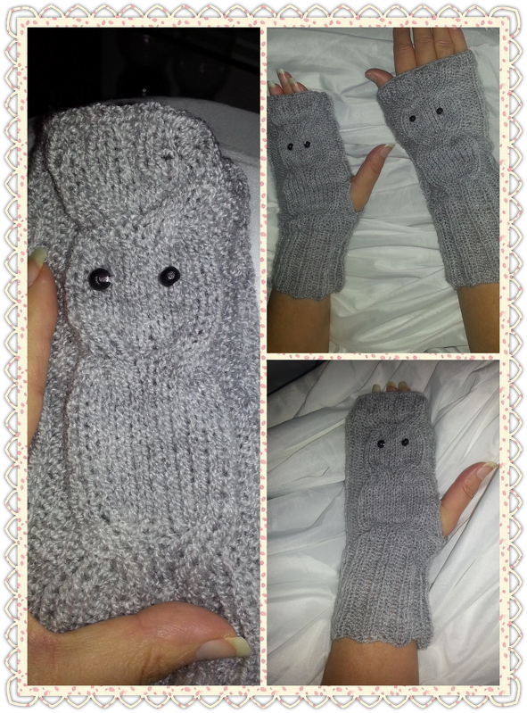 Graue, gestrickte fingerlose Handschuhe mit schwarzen Perlen als Applikation.