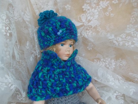 Gehäkelte Puppengarnitur, Beanie-Mütze und Poncho, Häkel-Set aus Wollresten