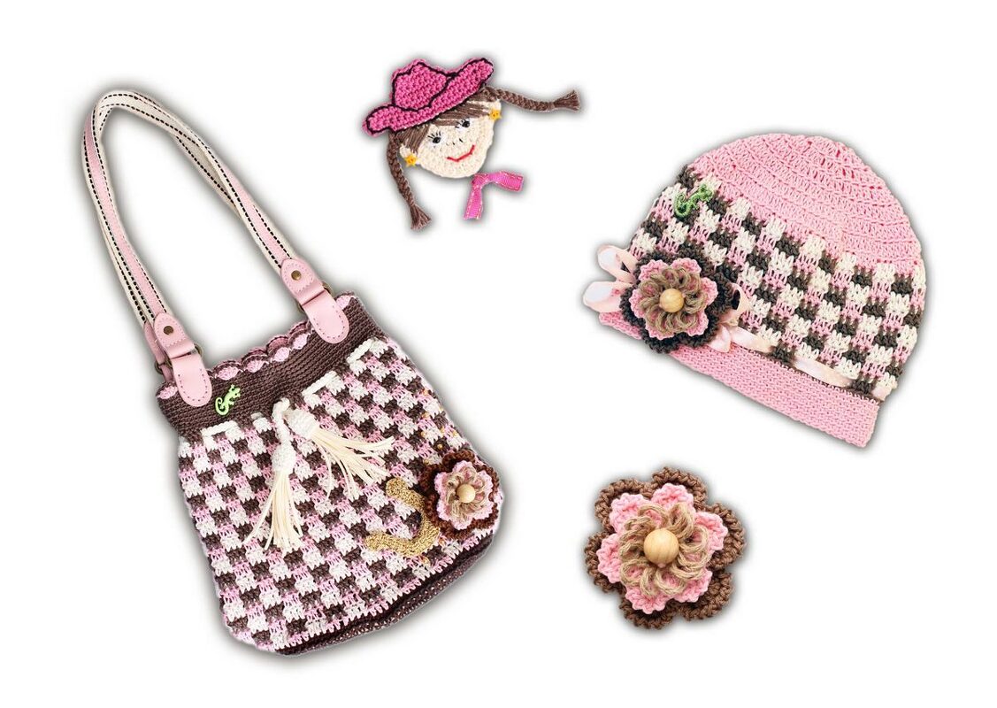 Gehäkelte rosa-braune Kindermütze, passende Tasche mit grünem Zierdetail, Mädchen-Applikation und Blüten-Applikation im Karomuster