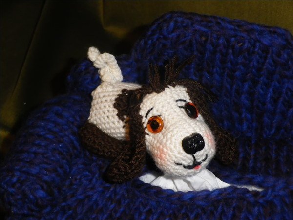Strickanleitung für ein Taschentuchsofa mit Hund (Überzug für eine Taschentuchbox)