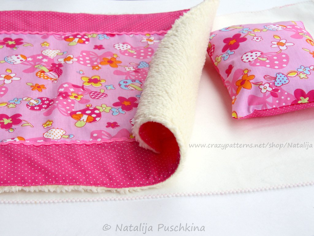 Rosa Puppendecke mit Blumenmuster und cremefarbenem Fleece, kleines Kissen