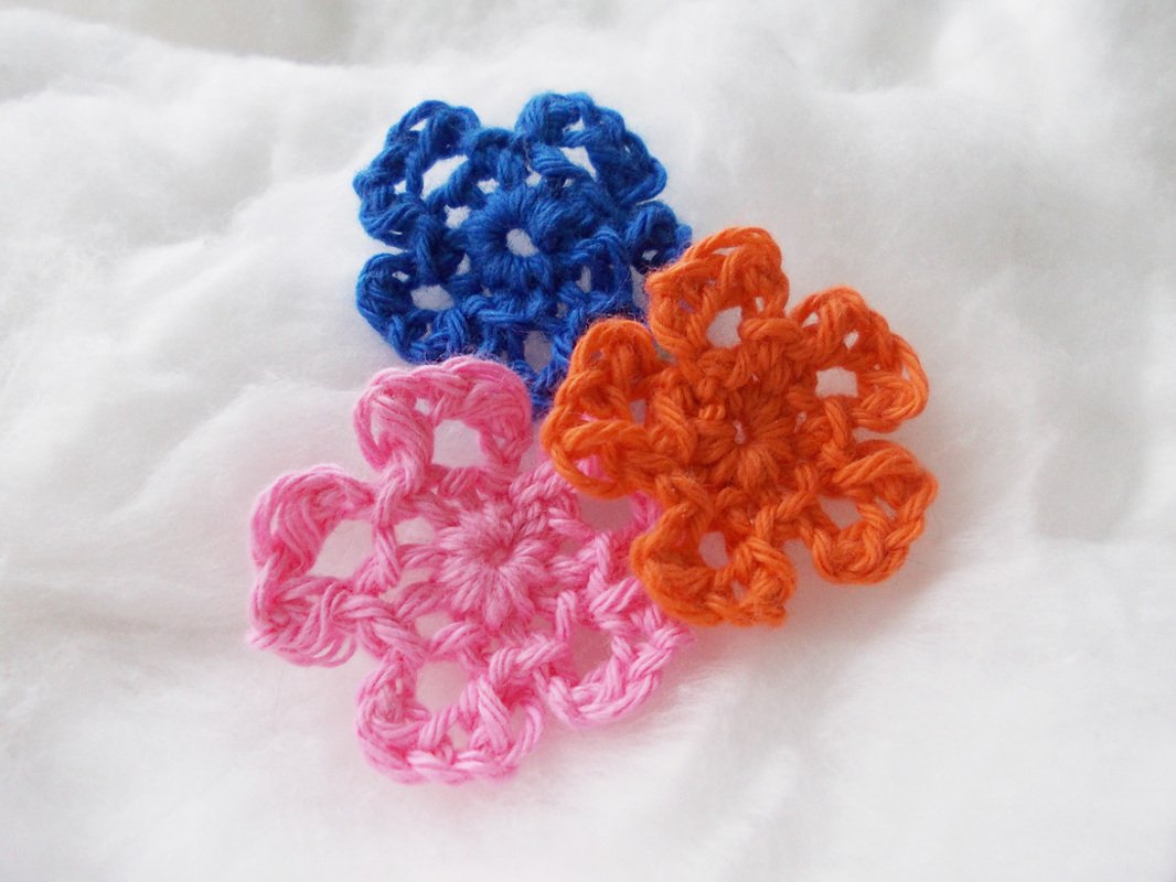 Streudeko, bunte Häkelblüten, Flocken und Kleeblumen (4 Motive), Kleeblatt mit Stil (1Motiv)