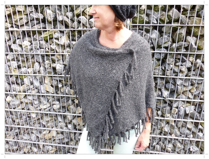 Poncho mit Fransen, Strickanleitung Einheitsgröße