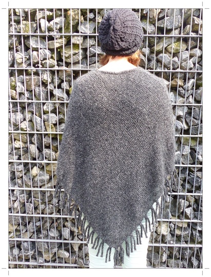 Poncho mit Fransen, Strickanleitung Einheitsgröße