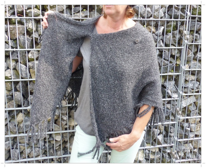 Poncho mit Fransen, Strickanleitung Einheitsgröße