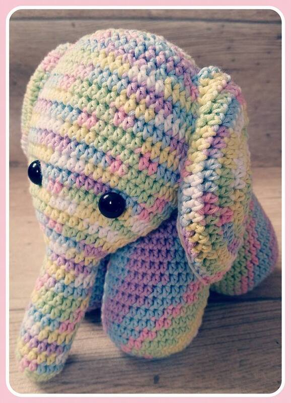 Gehäkelter Amigurumi-Elefant in Pastellstreifen mit kleinen schwarzen Augen