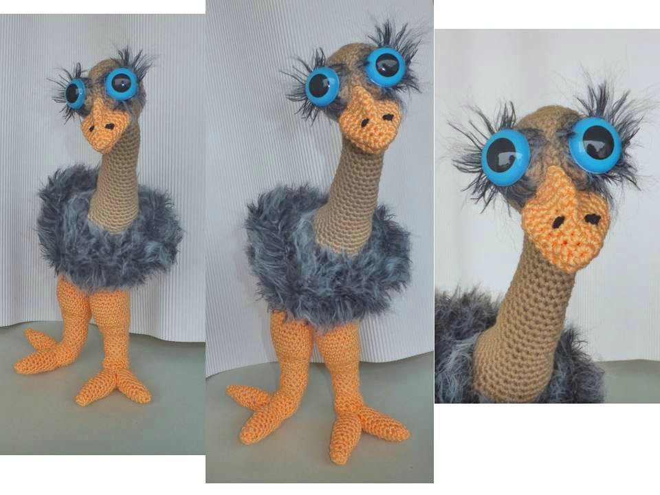 Gehäkelter Amigurumi-Strauß mit grauem Gefieder und großen blauen Augen