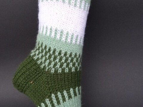 Strickanleitung Socken in drei Farben für jede Größe