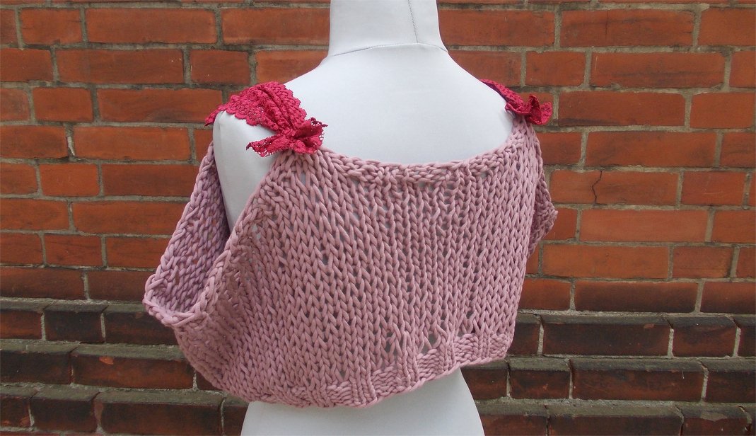 Rosa grob gestricktes ärmelloses Top mit roten Schleifen an den Schultern auf Schneiderpuppe
