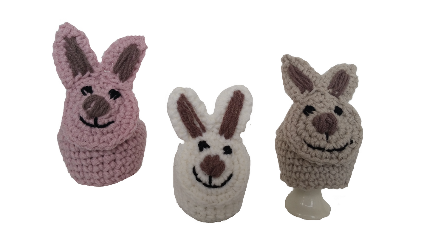 Drei gehäkelte Hasen-Eierwärmer (Rosa, Weiß, Beige)