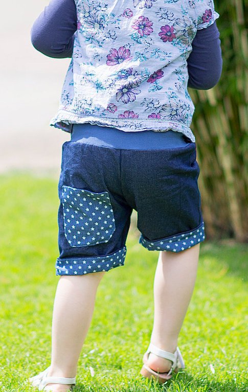 Rückansicht einer genähten Kinder-Shorts mit breitem Bund, Sternentasche und umgekrempeltem Saum