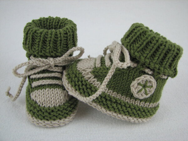 https://www.crazypatterns.net/uploads/cache/items/2016/01/11036/knitting-pattern-baby-booties-my-first-sneakers-600x450.jpg