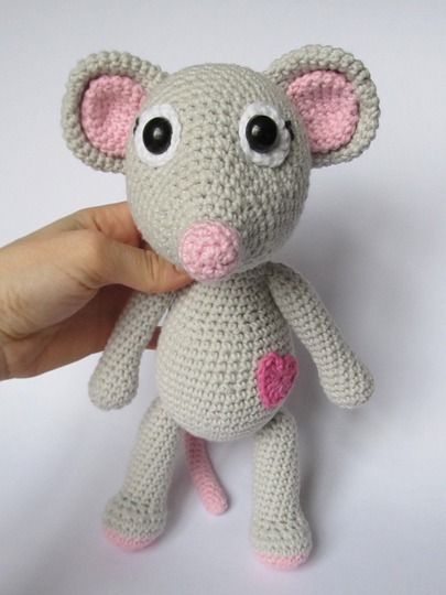 Mouse Tili in Love Amigurumi Crochet Pattern