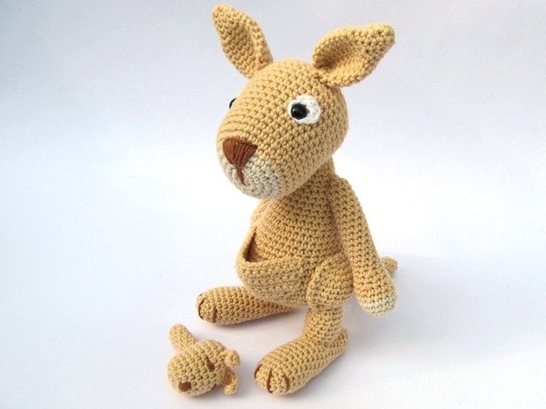 Mama Kangaroo Amigurumi Crochet Pattern 