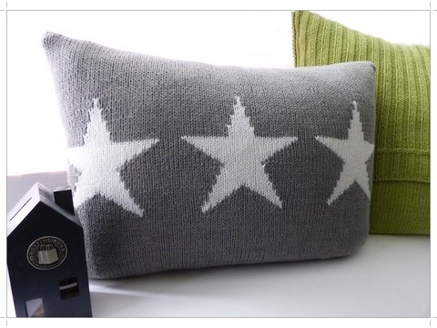 Strickanleitung für einen Kissenbezug mit Sternen