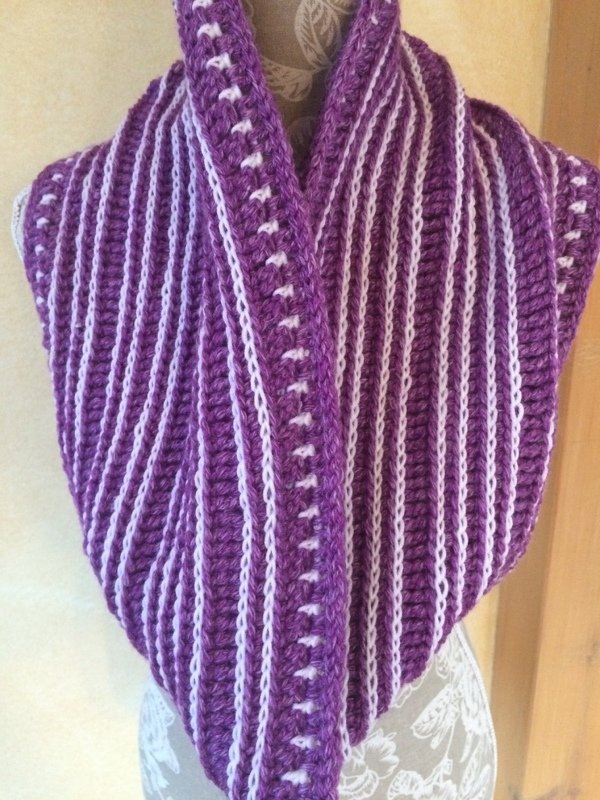 Zweifarbiger gehäkelter Loop in kräftigem Violett und Weiß mit vertikalen Rippenstreifen