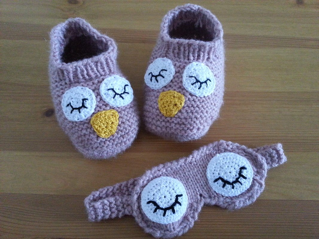 Rosa gestricktes Eulen-Set: Babyschuhe mit weißen Augen und gelbem Schnabel sowie passende Schlafmaske mit geschlossenen Wimpern.