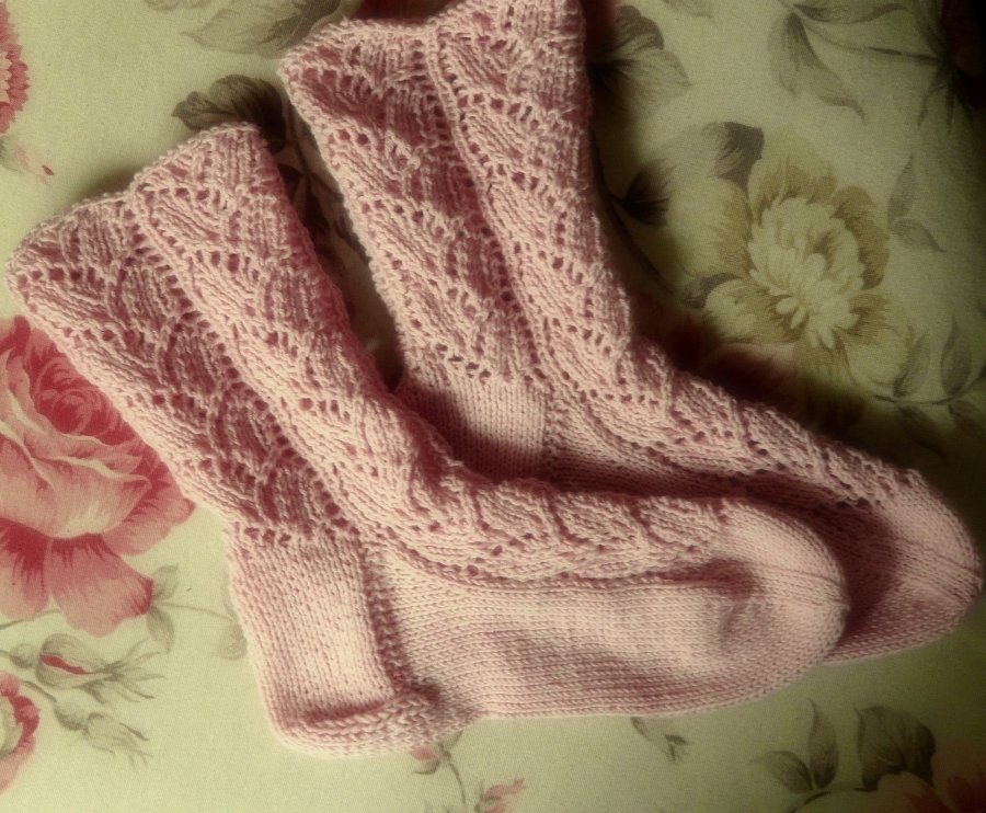 Socken mit Blattmuster  - kostenlose Strickanleitung