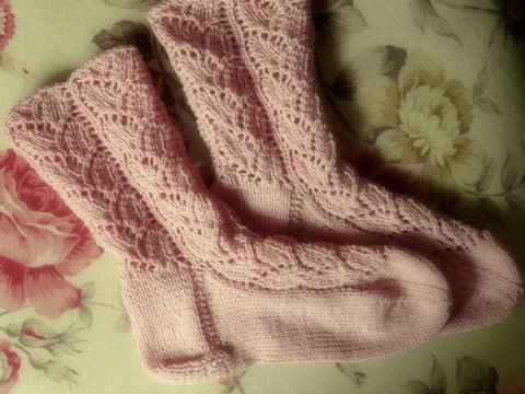Socken mit Blattmuster  - kostenlose Strickanleitung
