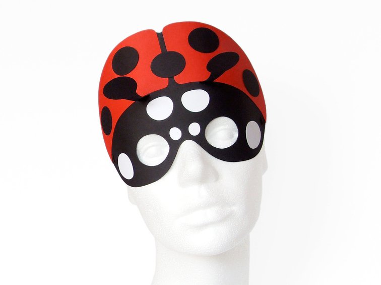 Rote und schwarze Marienkäfer-Papiermaske auf weißem Styroporkopf