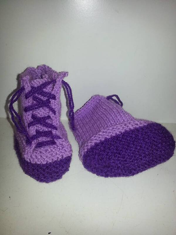 Zweifarbige, handgestrickte Babysneaker in zwei Lilatönen, Paar, Vorderansicht