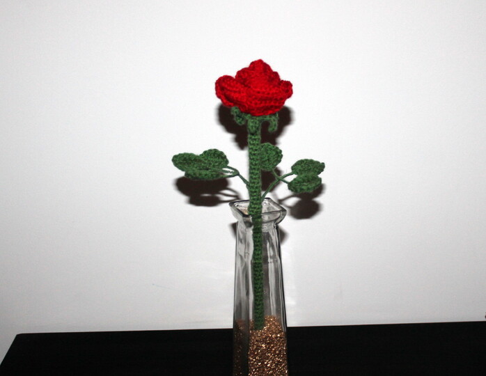 Rose häkeln – langstielig mit Blättern auf Draht (DE & EN)