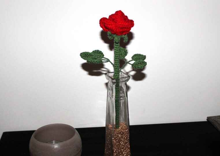 Rose häkeln – langstielig mit Blättern auf Draht (DE & EN)