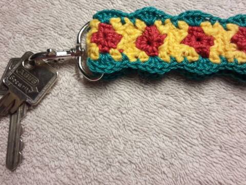 Kostenlose Anleitung Schlüsselanhänger (oder Armband) aus Granny Squares