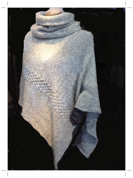 Poncho mit kleinem Zopfmuster incl. Loop, Strickanleitung