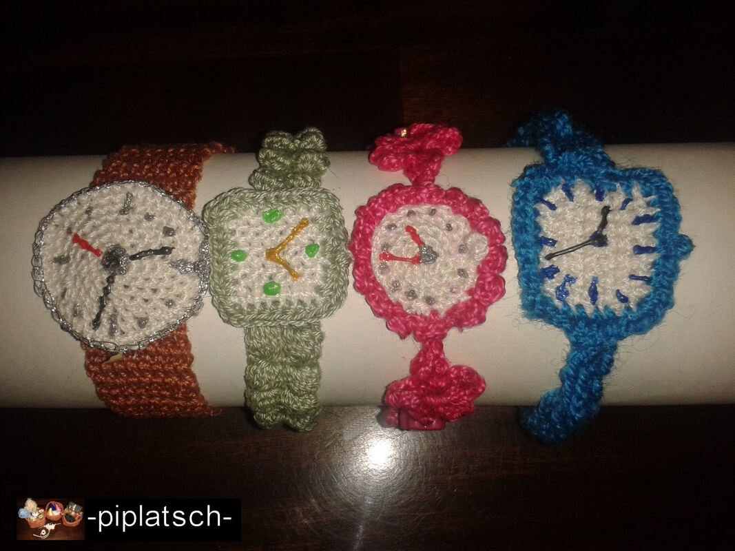 Vier gehäkelte Kinderarmbänder in Uhrenform in braun, grün, pink und blau