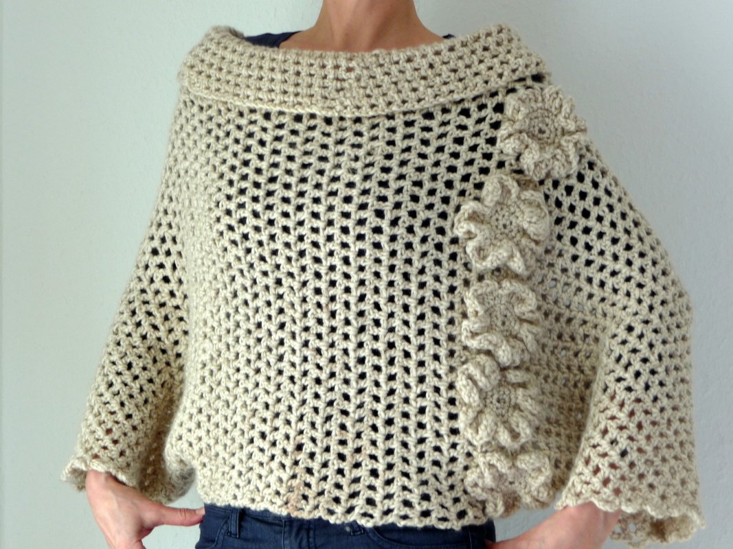 Beigefarbener gehäkelter Damen-Poncho mit Lochmuster und Blumenapplikationen