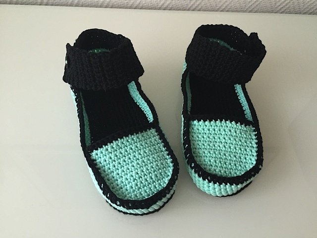Paar gehäkelte Damenschuhe in Schwarz und Mint mit Knöchelriemen
