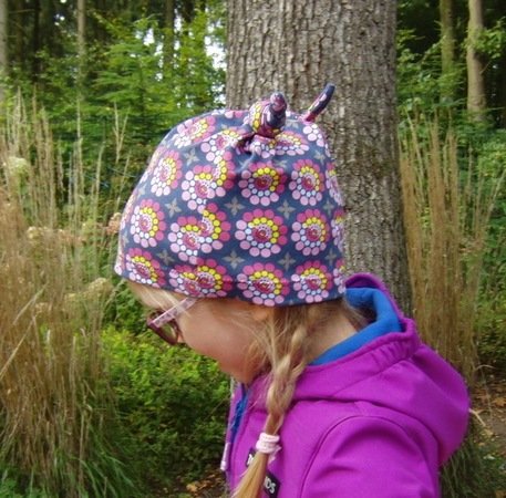 LUKAs knotted hat pattern with darts, unisex