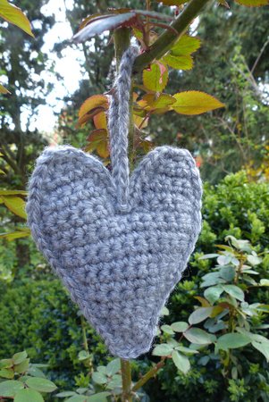 gratis Herz häkeln--Herz-Anhänger häkeln